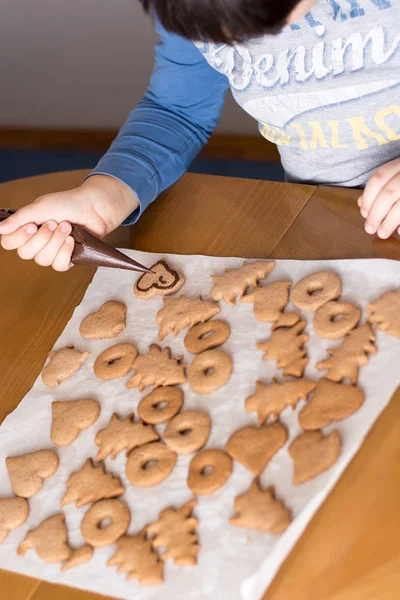 Garoto de decoração biscoitos de gengibre com chocolate — Fotografia de Stock