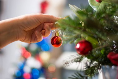 Sunni Noel buket kırmızı süsler ve ağaç dalı ile dekorasyon