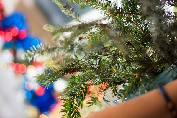 Διακόσμηση Χριστούγεννα μπουκέτο με κόκκινα στολίδια και κλαδί δέντρου — Φωτογραφία Αρχείου