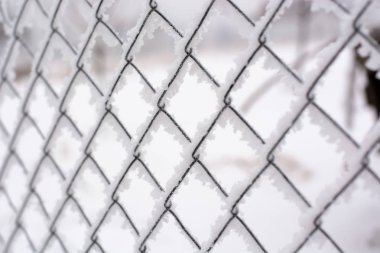 Karla kaplı tel çit