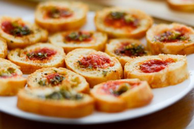 Hafif ve lezzetli bruschetta meze domates ve oregan ile