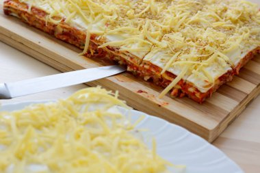 Tuz pasta peynir ve kırmızı pul biber ile