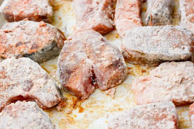 Buğday un ve ekmek kırıntıları ile kaplı balık biftek