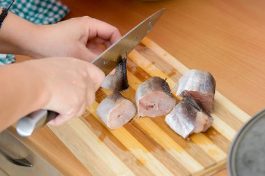 Balık hake Dilimleme bıçağı ile eller