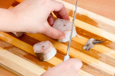 Balık hake Dilimleme bıçağı ile eller