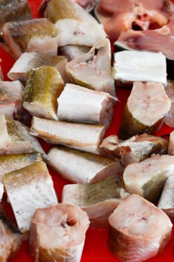 Balık hake dilimlenmiş ve doğranmış ve pişmiş için hazır