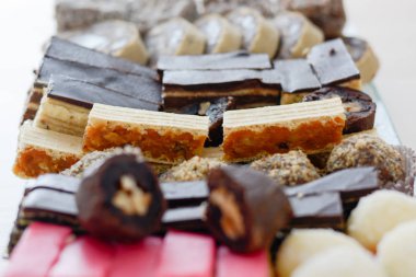 Cam p düzenlenmiş renkli ve lezzetli ev yapımı küçük kek