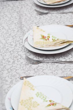 çatal ve peçete tablo ile plakalar