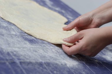 Ev yapımı Phyllo veya meyveli Turta hamuru bir ev masa örtüsü üzerinde oluşturma