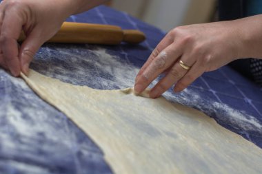 Ev yapımı Phyllo veya meyveli Turta hamuru bir ev masa örtüsü üzerinde oluşturma