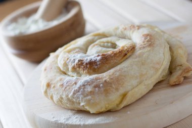 Taze pişmiş sarmal peynir pasta ahşap plaka üzerinde