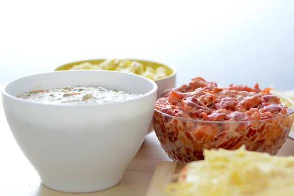 Bunte Salate in Keramikschalen und Salzkuchen — Stockfoto