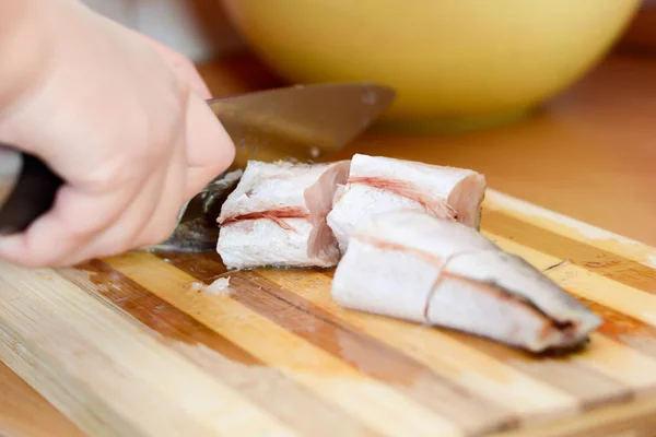 Balık hake Dilimleme bıçağı ile eller — Stok fotoğraf