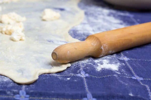 Hausgemachter Phyllo oder Strudelteig mit Käse und Nudelholz — Stockfoto