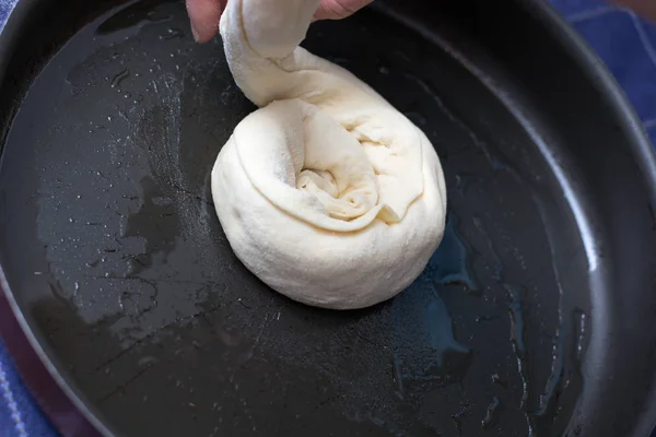 Maken van zelfgemaakte kaas Pie of ander soort gebak voorgerecht — Stockfoto