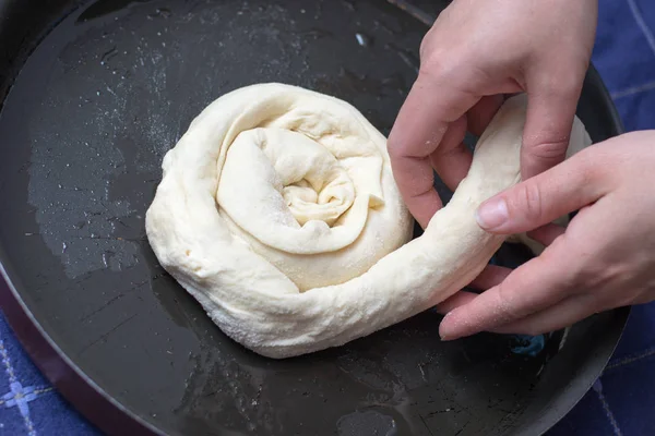 Maken van zelfgemaakte kaas Pie of ander soort gebak voorgerecht — Stockfoto