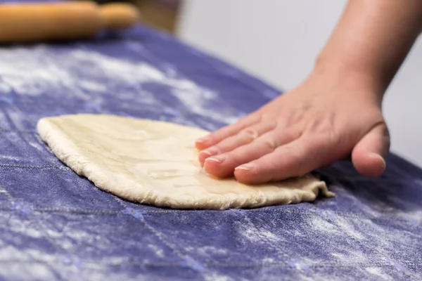 Criando massa caseira Phyllo ou strudel em uma toalha de mesa em casa — Fotografia de Stock