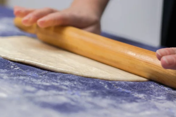 Criando massa caseira Phyllo ou strudel em uma toalha de mesa em casa — Fotografia de Stock