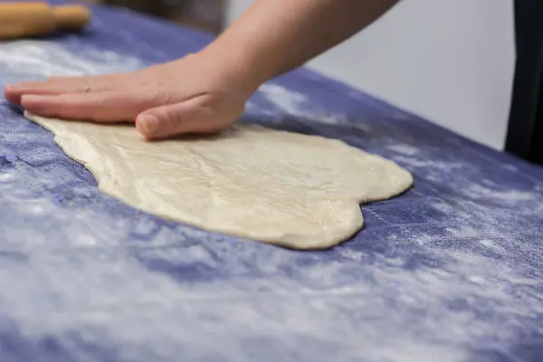 Criando massa caseira Phyllo ou strudel em uma toalha de mesa em casa — Fotografia de Stock