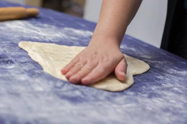 在回家的桌布上创建自制的层状或馅饼面团 — 图库照片