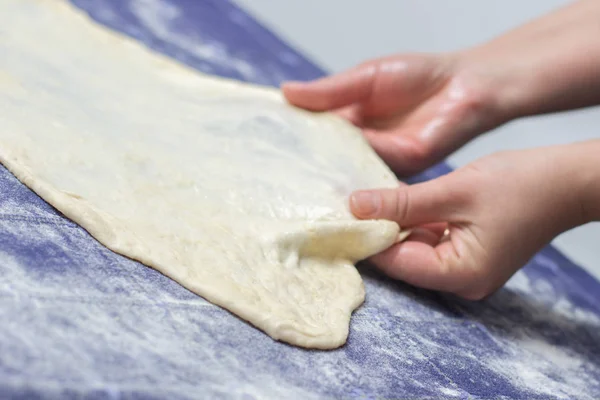 Criando massa caseira Phyllo ou strudel em uma toalha de mesa em casa — Fotografia de Stock