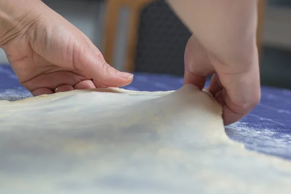 Herstellung von hausgemachtem Phyllo oder Strudelteig auf einem heimischen Tischtuch — Stockfoto