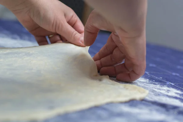 Criando massa caseira Phyllo ou strudel em uma toalha de mesa em casa — Fotografia de Stock