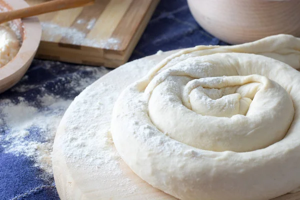 Maken van zelfgemaakte kaas Pie of ander soort gebak voorgerecht — Stockfoto