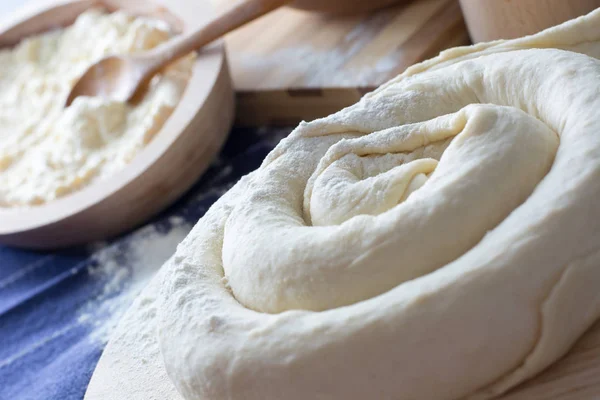 Maken van zelfgemaakte kaas Pie of ander soort gebak voorgerecht — Stockfoto