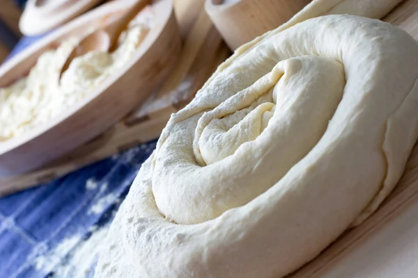 Maken van zelfgemaakte kaas Pie of ander soort gebak voorgerecht — Stockfoto