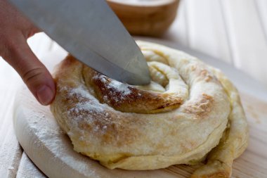 Taze pişmiş peynir pasta kesme eller