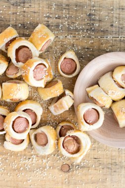  Sosis pişmiş kruvasan hamur metal raf soğutma olarak haddelenmiş.