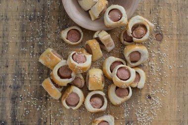  Sosis pişmiş kruvasan hamur metal raf soğutma olarak haddelenmiş.