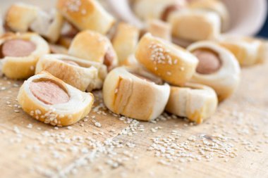  Sosis pişmiş kruvasan hamur metal raf soğutma olarak haddelenmiş.