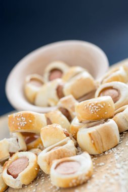  Sosis pişmiş kruvasan hamur metal raf soğutma olarak haddelenmiş.