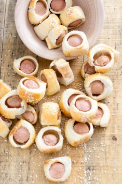  Sosis pişmiş kruvasan hamur metal raf soğutma olarak haddelenmiş.