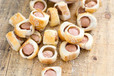  Sosis pişmiş kruvasan hamur metal raf soğutma olarak haddelenmiş.