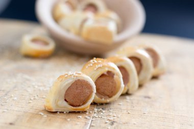  Sosis pişmiş kruvasan hamur metal raf soğutma olarak haddelenmiş.