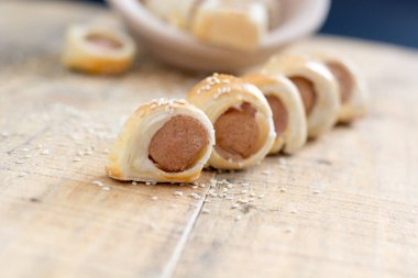  Sosis pişmiş kruvasan hamur metal raf soğutma olarak haddelenmiş.