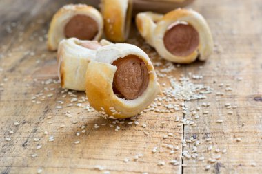  Sosis pişmiş kruvasan hamur metal raf soğutma olarak haddelenmiş.