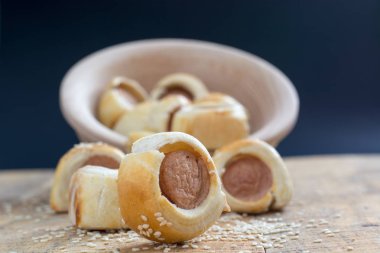  Sosis pişmiş kruvasan hamur metal raf soğutma olarak haddelenmiş.