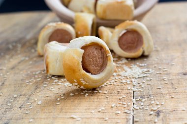  Sosis pişmiş kruvasan hamur metal raf soğutma olarak haddelenmiş.