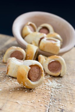  Sosis pişmiş kruvasan hamur metal raf soğutma olarak haddelenmiş.