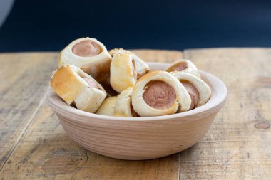  Sosis pişmiş kruvasan hamur metal raf soğutma olarak haddelenmiş.