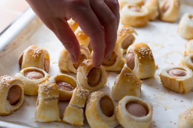  Sosis pişmiş kruvasan hamur metal raf soğutma olarak haddelenmiş.