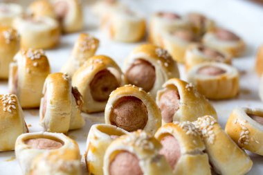  Sosis pişmiş kruvasan hamur metal raf soğutma olarak haddelenmiş.