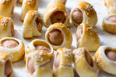  Sosis pişmiş kruvasan hamur metal raf soğutma olarak haddelenmiş.