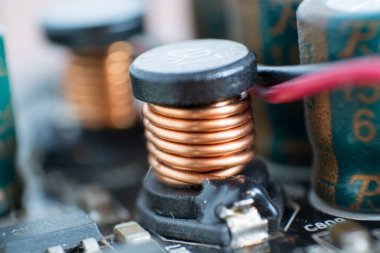Elektrolitik kondansatör ve iletken üzerinde basılı CIR görünür
