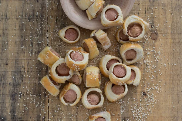  Sosis pişmiş kruvasan hamur metal raf soğutma olarak haddelenmiş.