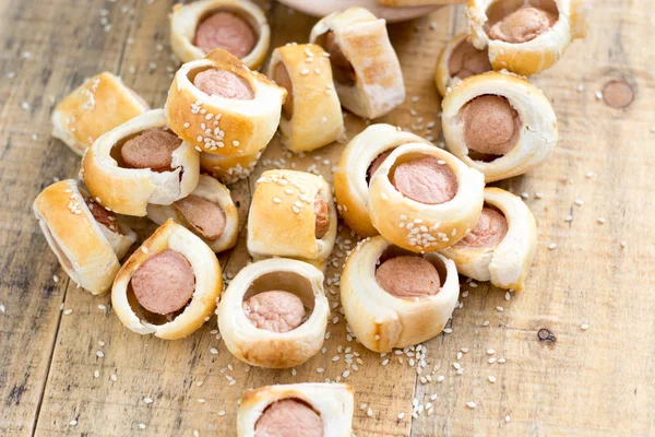  Sosis pişmiş kruvasan hamur metal raf soğutma olarak haddelenmiş.